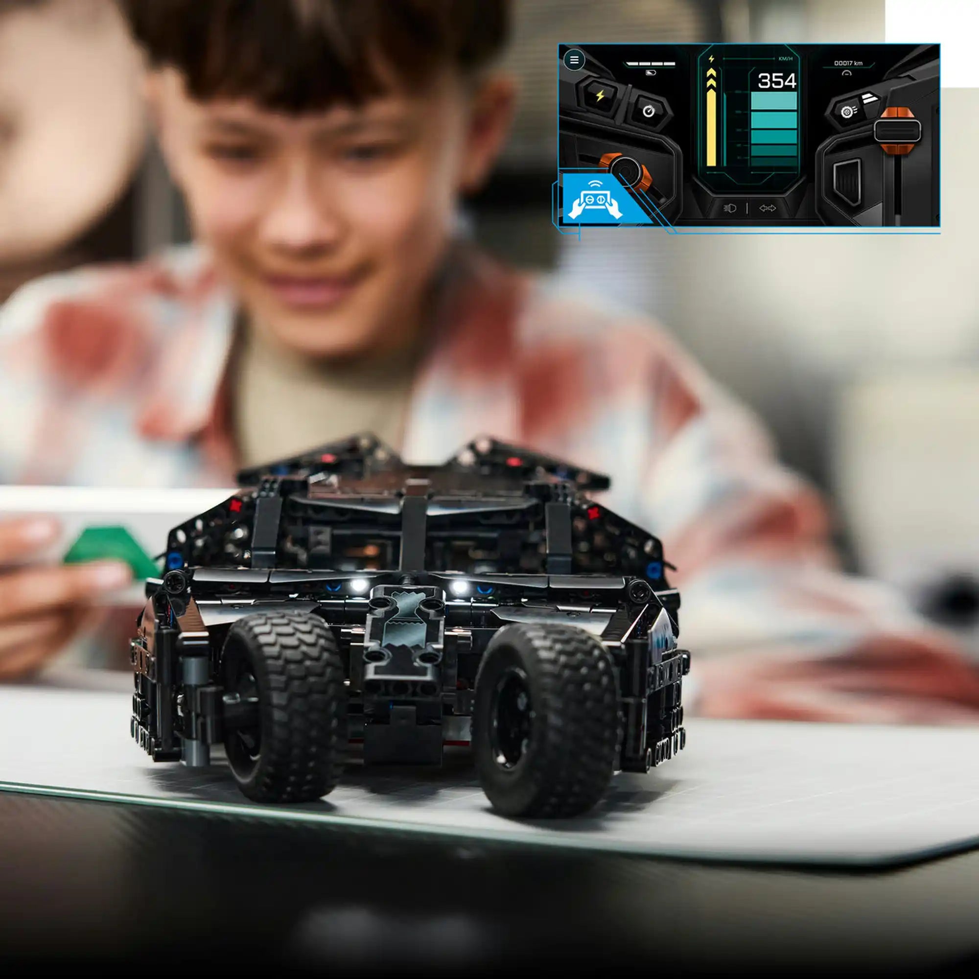A LEGO Technic Batmobile Tumbler 42239 működés közben, CONTROL+ alkalmazással távirányítva, bekapcsolt első lámpákkal.