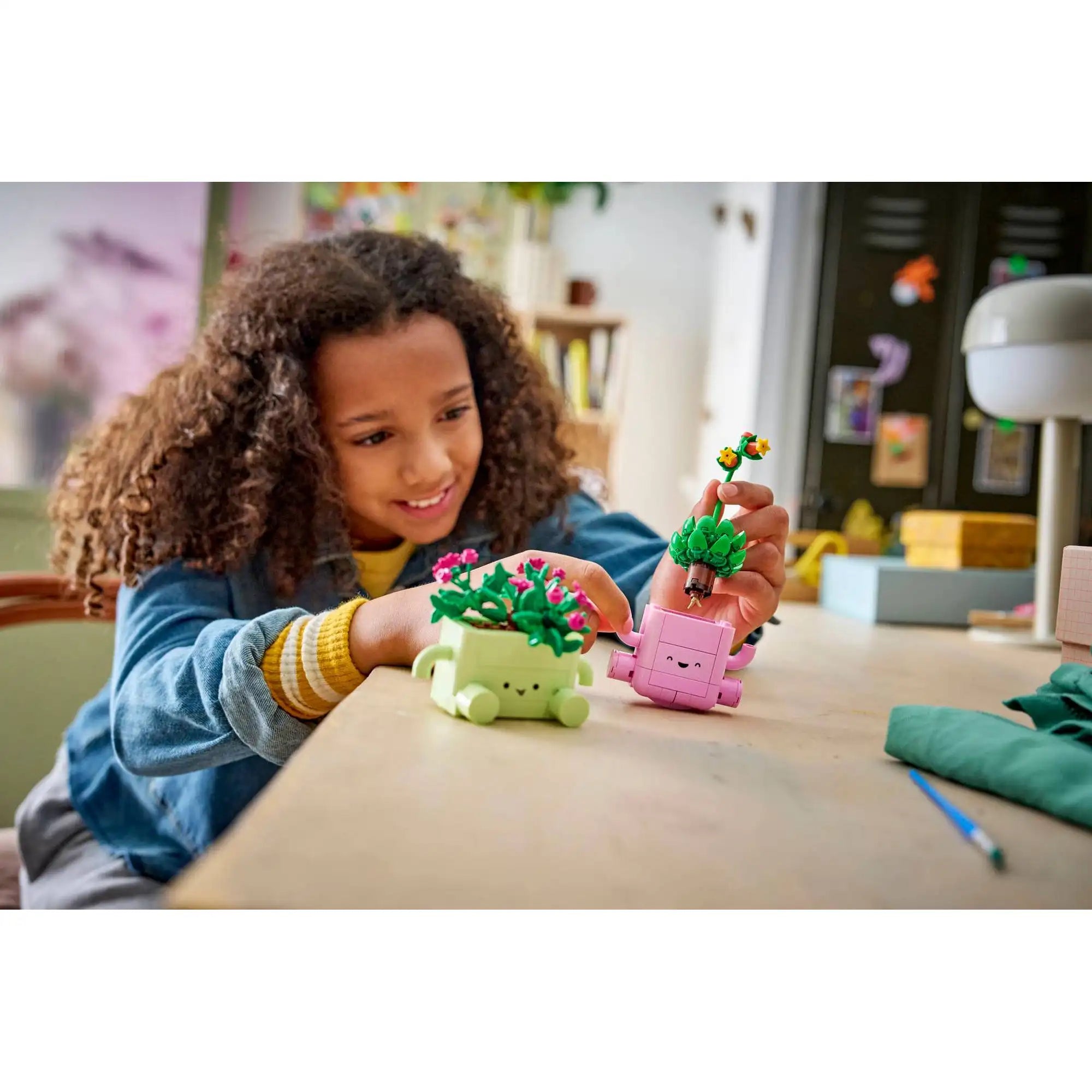 Gyerek LEGO Botanicals növényeket épít és játszik velük, kreatív játék közben