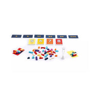 „LEGO Brick Like This társasjáték közben: kihíváskártyák, színes LEGO elemek és építés közben álló minták a játéktérben.”
