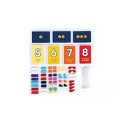 „LEGO Brick Like This társasjáték teljes tartalma: színes LEGO építőkockák, számkártyák, kihíváskártyák és homokóra.”