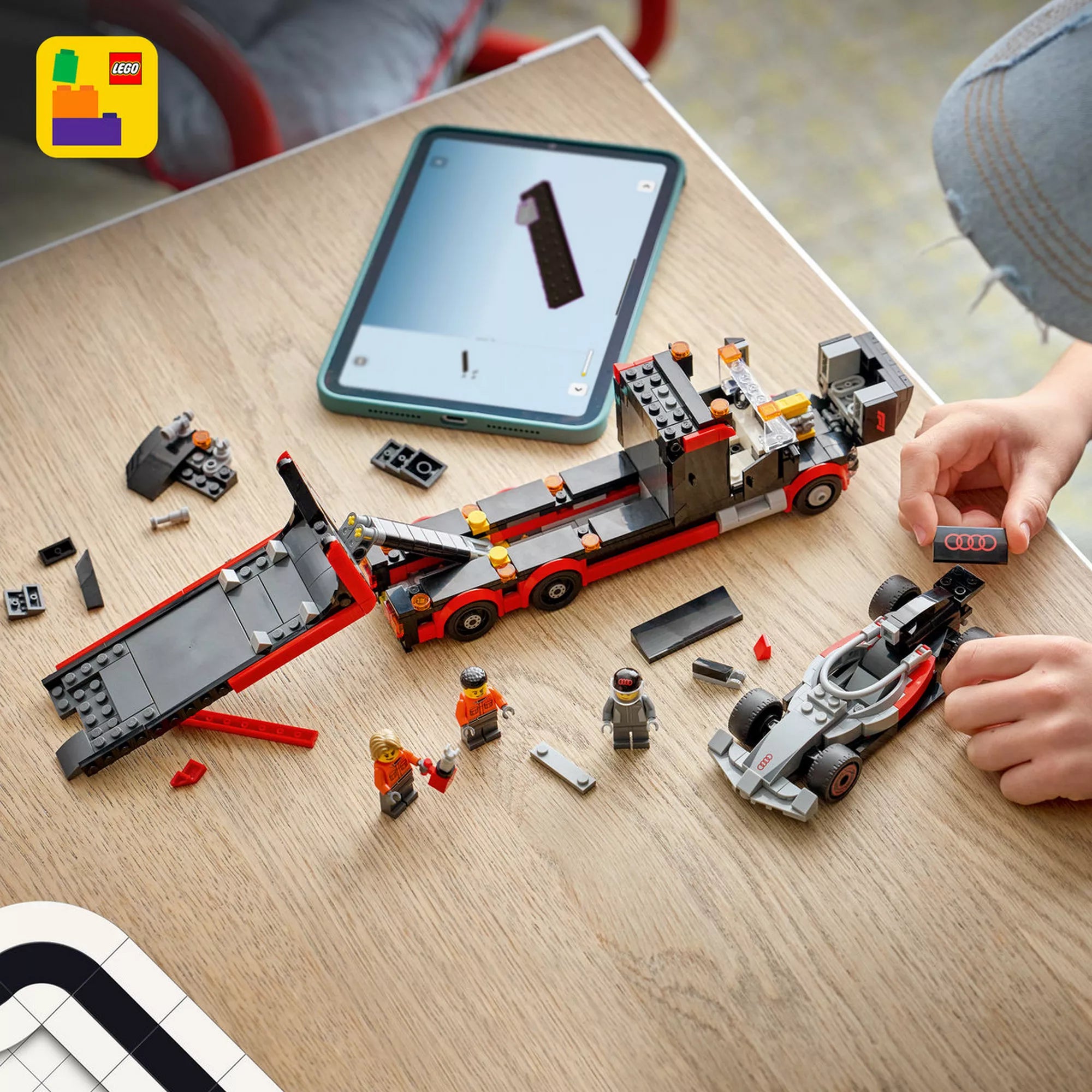 LEGO City Audi F1 versenyautó és kamion építés közben, LEGO Builder alkalmazással és minifigurákkal.