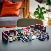 LEGO City F1 garázs, Mercedes-AMG és Alpine autók (60444) nyitott garázs, szerelőkkel és versenyautókkal egy asztalon.