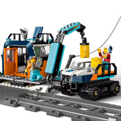 LEGO City: Felfedezők sarkvidéki expresszvonata (60470) kutatóállomás jelenet lánctalpas járművel, darukarral és 2 felfedező minifigurával.