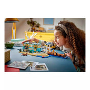 Gyerek játszik a LEGO City Klasszikus tengerparti villamos 60506 készlettel