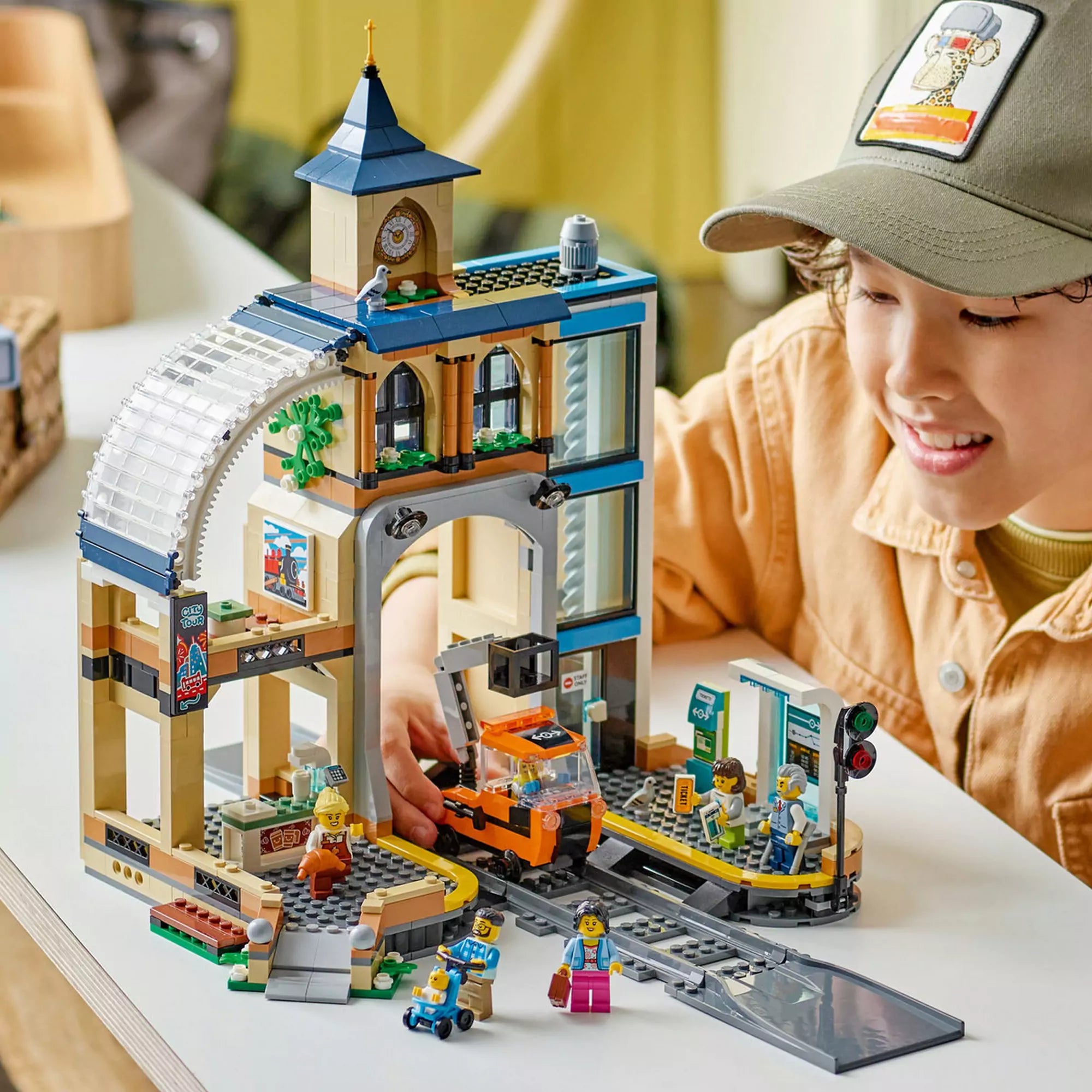 LEGO City Központi vasútállomás (60469) játék közben egy gyerekkel, a részletes állomás és figurák építés közben