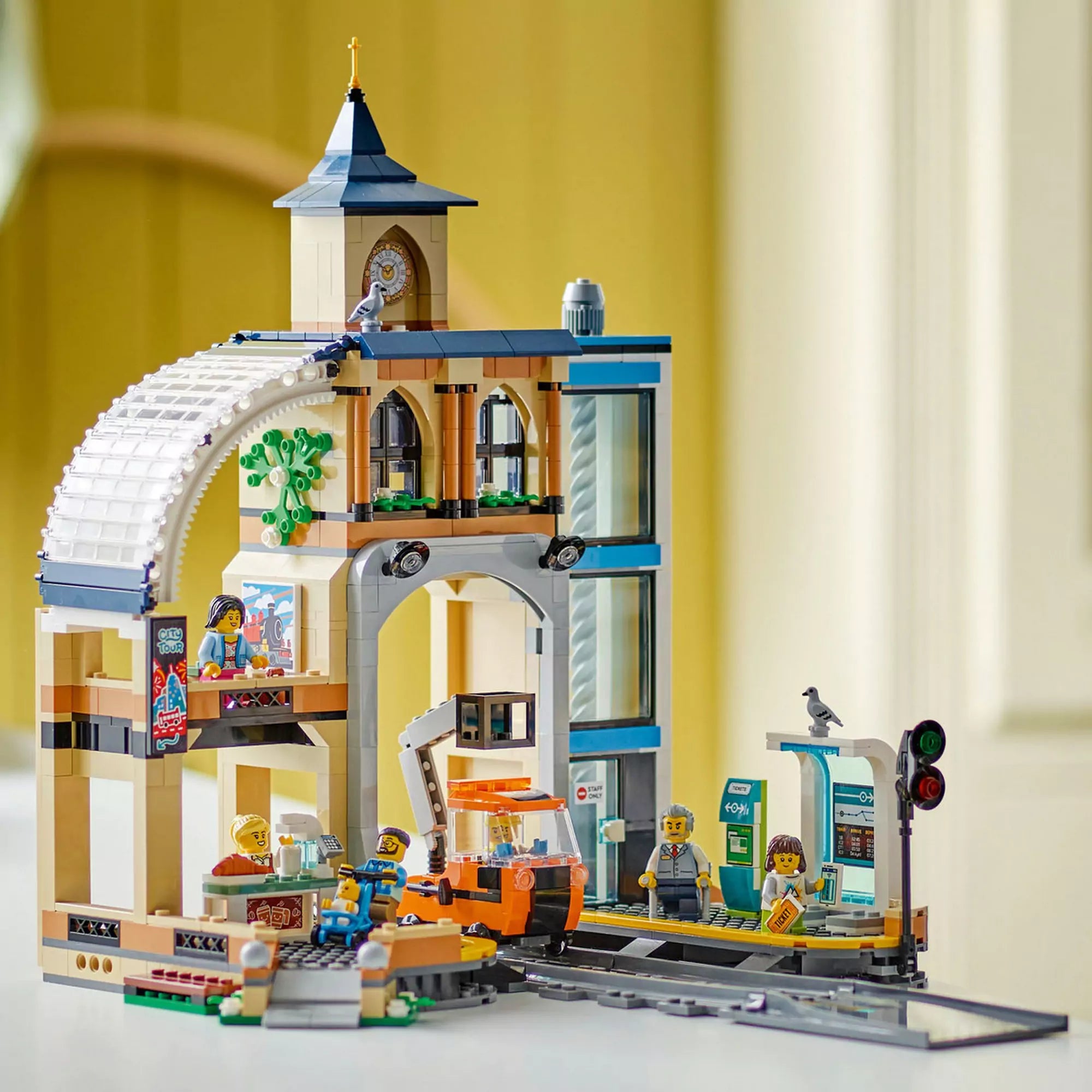 LEGO City Központi vasútállomás (60469) beállított jelenet, ahol a minifigurák a peronon és a kávézónál tevékenykednek