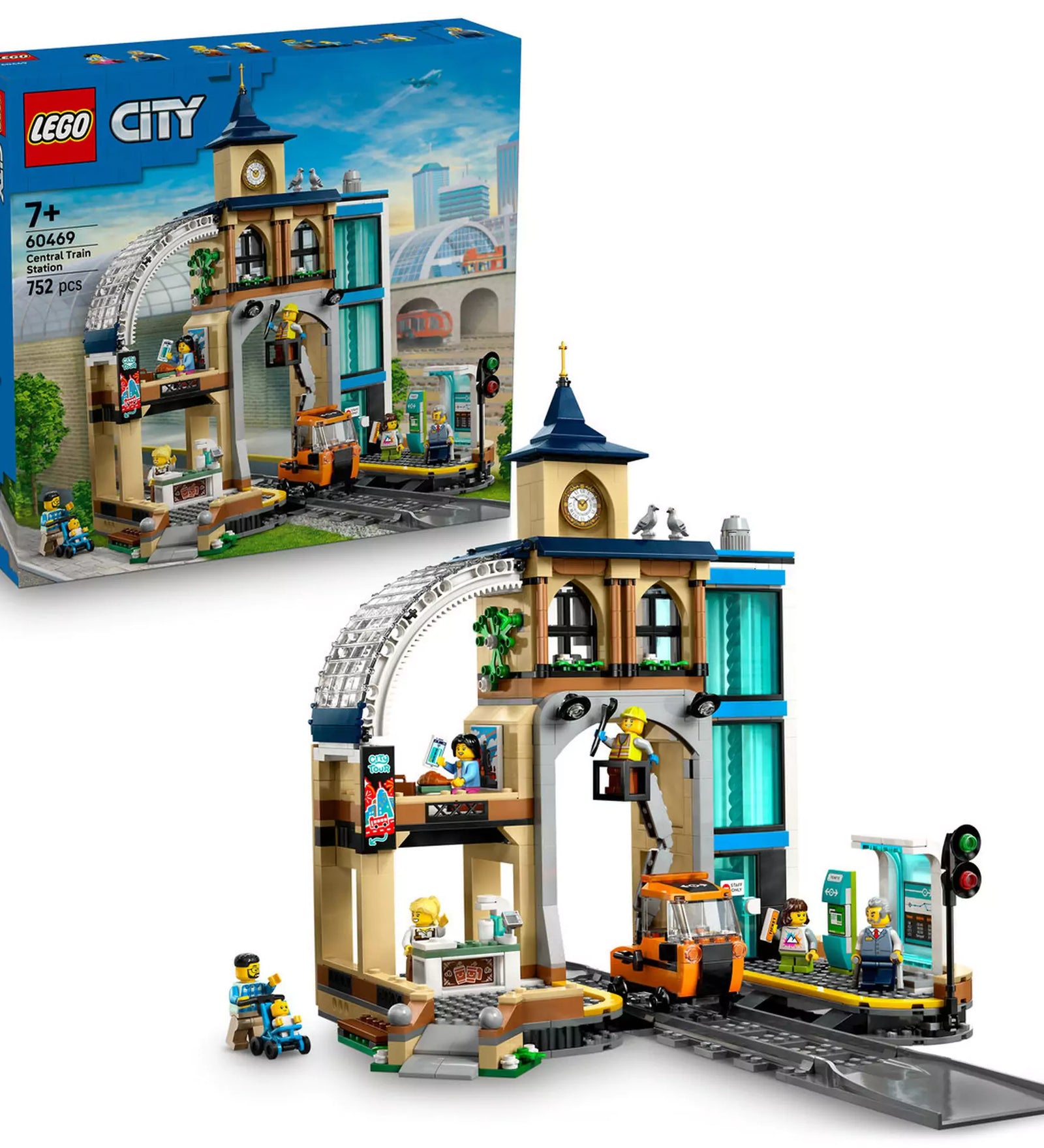 LEGO City Központi vasútállomás (60469) doboza és az összerakott épület együtt, több minifigurával és játékelemmel
