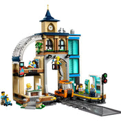 LEGO City Központi vasútállomás (60469) teljesen összerakott állapotban, városi részletekkel és sínekkel