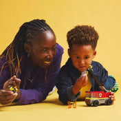LEGO City Létrás tűzoltóautó 60463 - Egy anya és gyermeke közösen játszik a tűzoltóautóval, izgalmas kalandokat teremtve.
