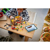 Gyermek építi a LEGO City Pizzéria kiszállító járművekkel 60496 készletet a LEGO Builder alkalmazás segítségével.