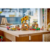A LEGO City Pizzéria kiszállító járművekkel 60496 teljes összeépített modellje pizzériával, étkezőrésszel, autóval, robogóval és minifigurákkal.