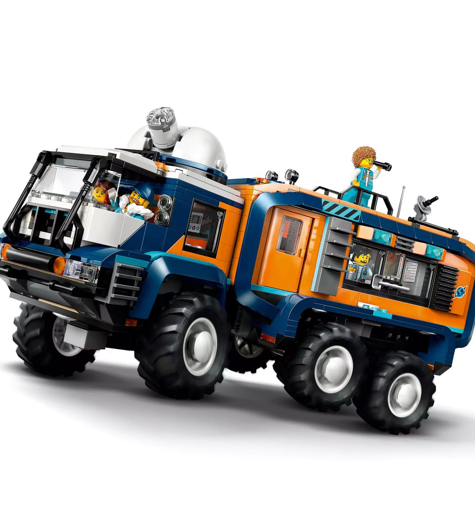 Közelkép a LEGO City Arctic Truck (60471) sarkvidéki teherautóról, hatalmas kerekekkel, narancssárga és kék színkombinációval, valamint minifigurákkal a kabinban.