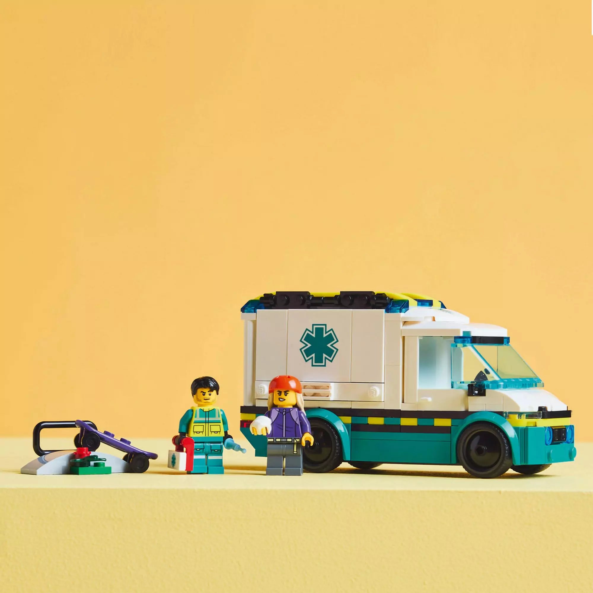 LEGO City Sürgősségi mentőautó 60451, mentőautó, két minifigura és gördeszka tartozékkal.