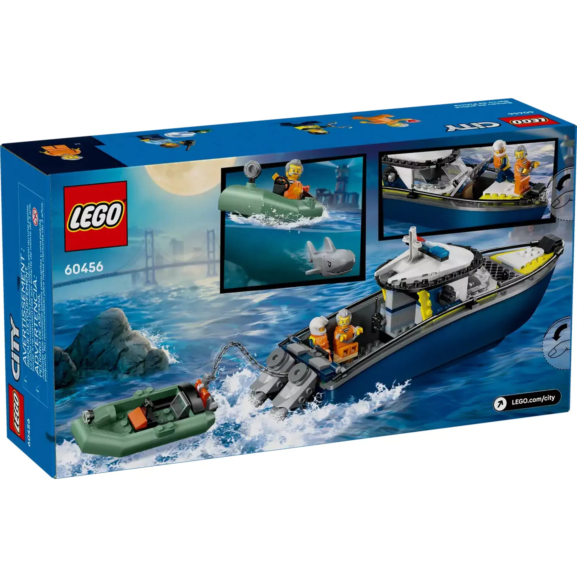 A LEGO City Rendőrségi motorcsónak (60456) doboz hátoldala, részletekkel a játékról: a vontatás, a cápa és az üldözés akcióban.