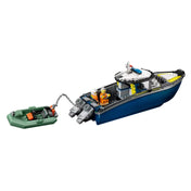A LEGO City Rendőrségi motorcsónak (60456) hátulról fotózva, két rendőr minifigurával a fedélzeten és a lánccal vontatott gumicsónakkal.