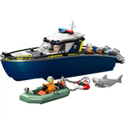 A LEGO City Rendőrségi motorcsónak (60456) teljes összeállított készlete: a rendőrségi hajó, egy zöld gumicsónak, négy minifigura és egy cápa.