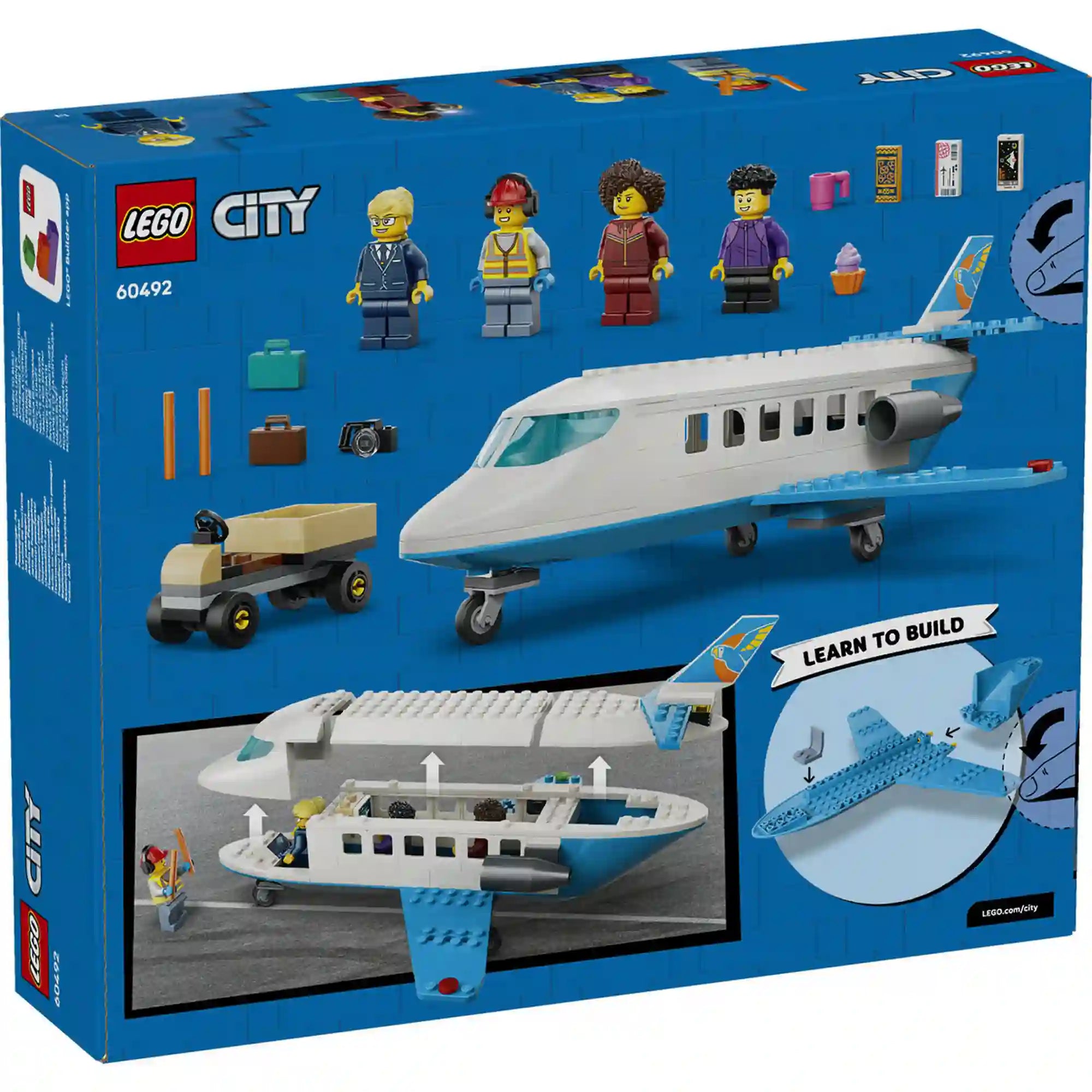 A LEGO City Utasszállító repülőgép (60492) készlet hátoldala, amely bemutatja a repülőgép nyitható szerkezetét, a belső utasteret, a minifigurákat és a könnyen követhető építési funkciókat.
