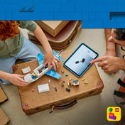 Gyermek és felnőtt együtt építi a LEGO City Utasszállító repülőgép modellt, miközben a LEGO Builder alkalmazás digitális 3D-s útmutatója segíti az építést.