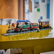 LEGO City Veterán gőzvonat 60511 összeépített modell vasúti pályán, állomással és minifigurákkal valósághű környezetben.