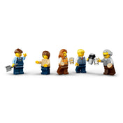 LEGO City Veterán gőzvonat 60511 minifigurái mozdonyvezetővel, utasokkal, sütikkel, bögrékkel és termosz kiegészítőkkel.