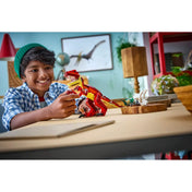 LEGO Creator 3 az 1-ben: Félelmetes dinoszaurusz 31379 játék közben, gyermek kezeiben, otthoni környezetben.