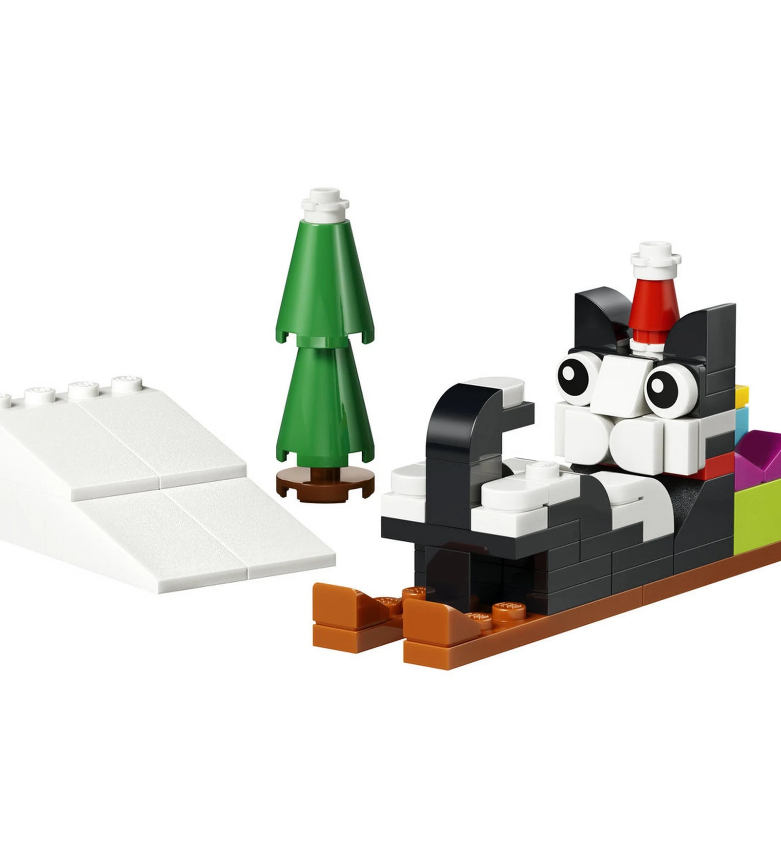 LEGO Creator Cataclaws Snow Adventure (30718) megépített modellje. A fekete-fehér macska mikulássapkát visel és egy barna szánkón ül színes ajándékokkal.