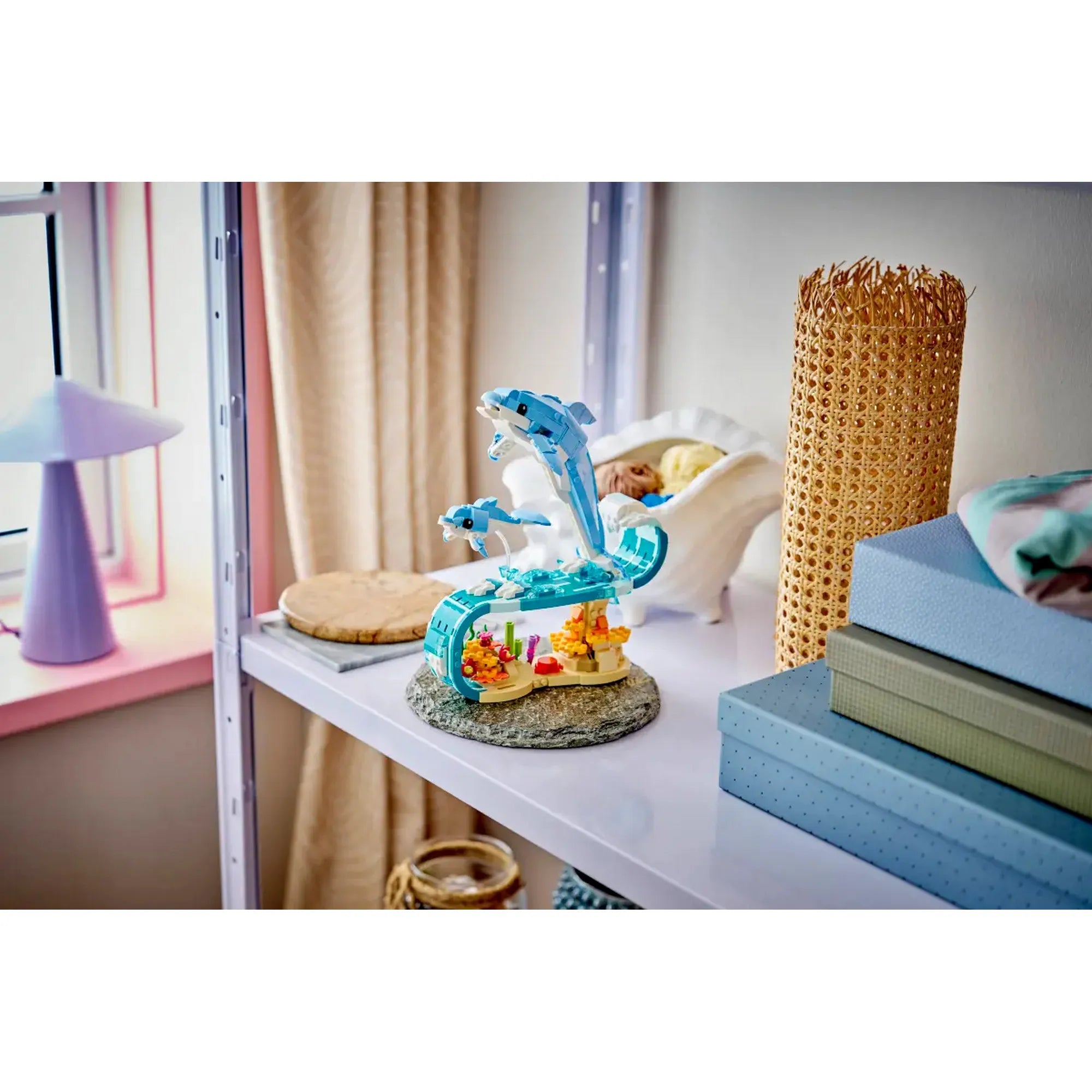 LEGO Creator: Csodálatos delfinek 31385 – A megépített delfines modell dekorációként elhelyezve egy polcon.