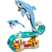 LEGO Creator: Csodálatos delfinek 31385 – A fő delfines modell részletes vízi alappal, korallokkal és tengeri élővilággal.