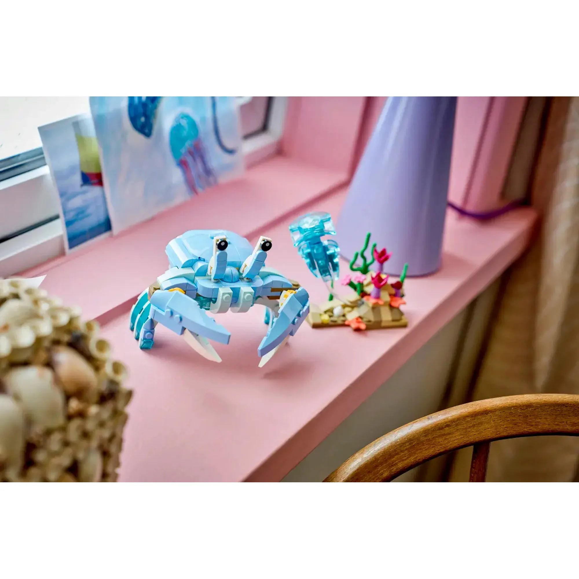 LEGO Creator: Csodálatos delfinek 31385 – Alternatív építési lehetőségként megépített rákfigura tengeri kiegészítőkkel.