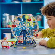 Gyermek játszik a LEGO Creator Ikonikus óriáskerék (31389) fő modelljével. A részletgazdag vidámparki óriáskerék forgatható kabinokkal, fagylaltos standdal és látogató minifigurákkal jelenik meg.