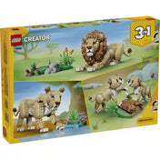 A LEGO Creator 3 az 1-ben Vadállatok: Fenséges oroszlán (31386) készlet hátoldala, amely bemutatja a három különböző megépíthető modellt: a hím oroszlánt, a nőstény oroszlánt és a két kölyökből álló jelenetet.