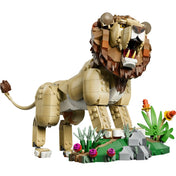 A LEGO Creator Vadállatok: Fenséges oroszlán (31386) részletgazdag hím oroszlán figurája barna sörénnyel, nyitható szájjal, mozgatható lábakkal és farokkal.
