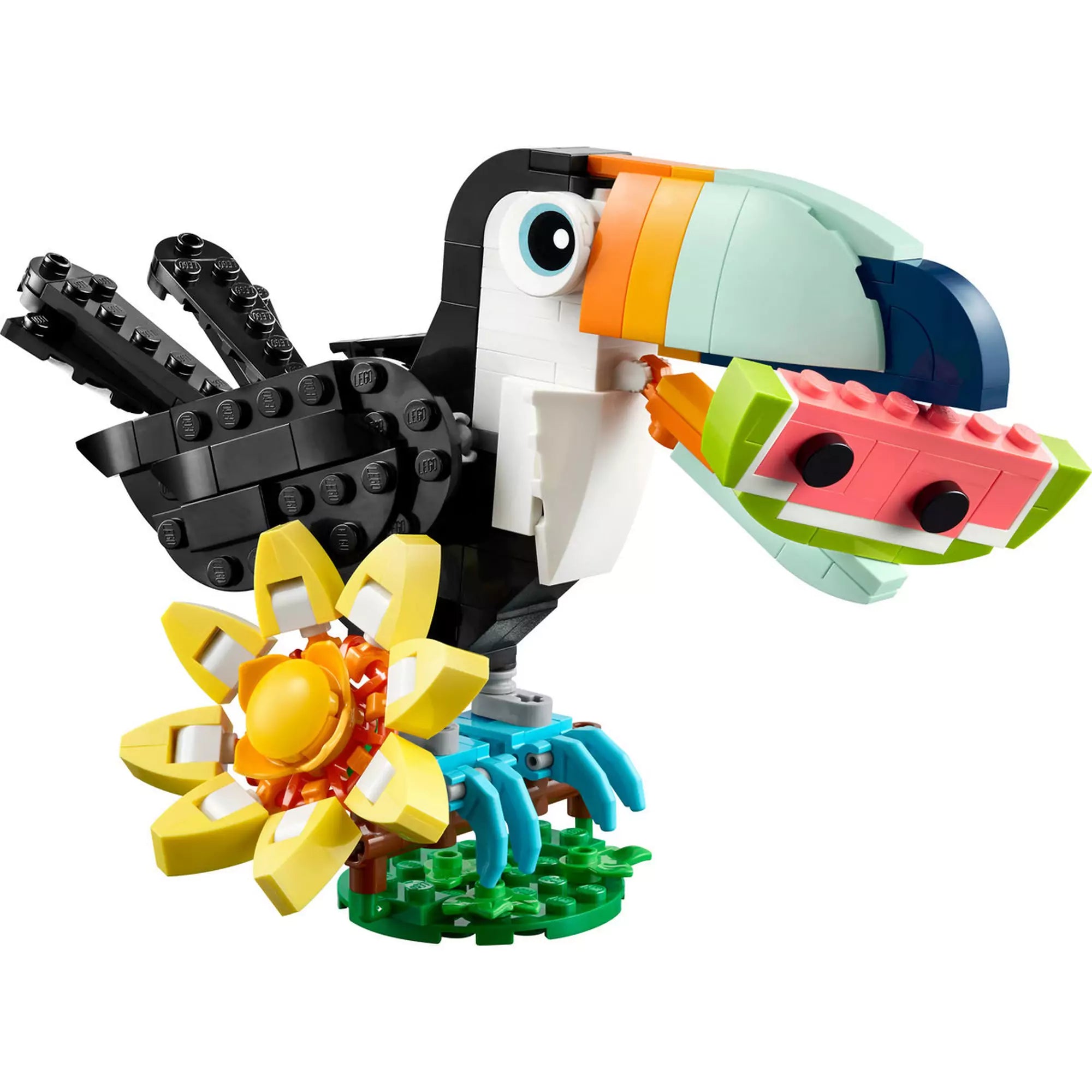 Közelkép a LEGO Creator: Vadállatok – Trópusi tukán (31173) tukán modelljéről, csőrében egy épített dinnyeszelettel.