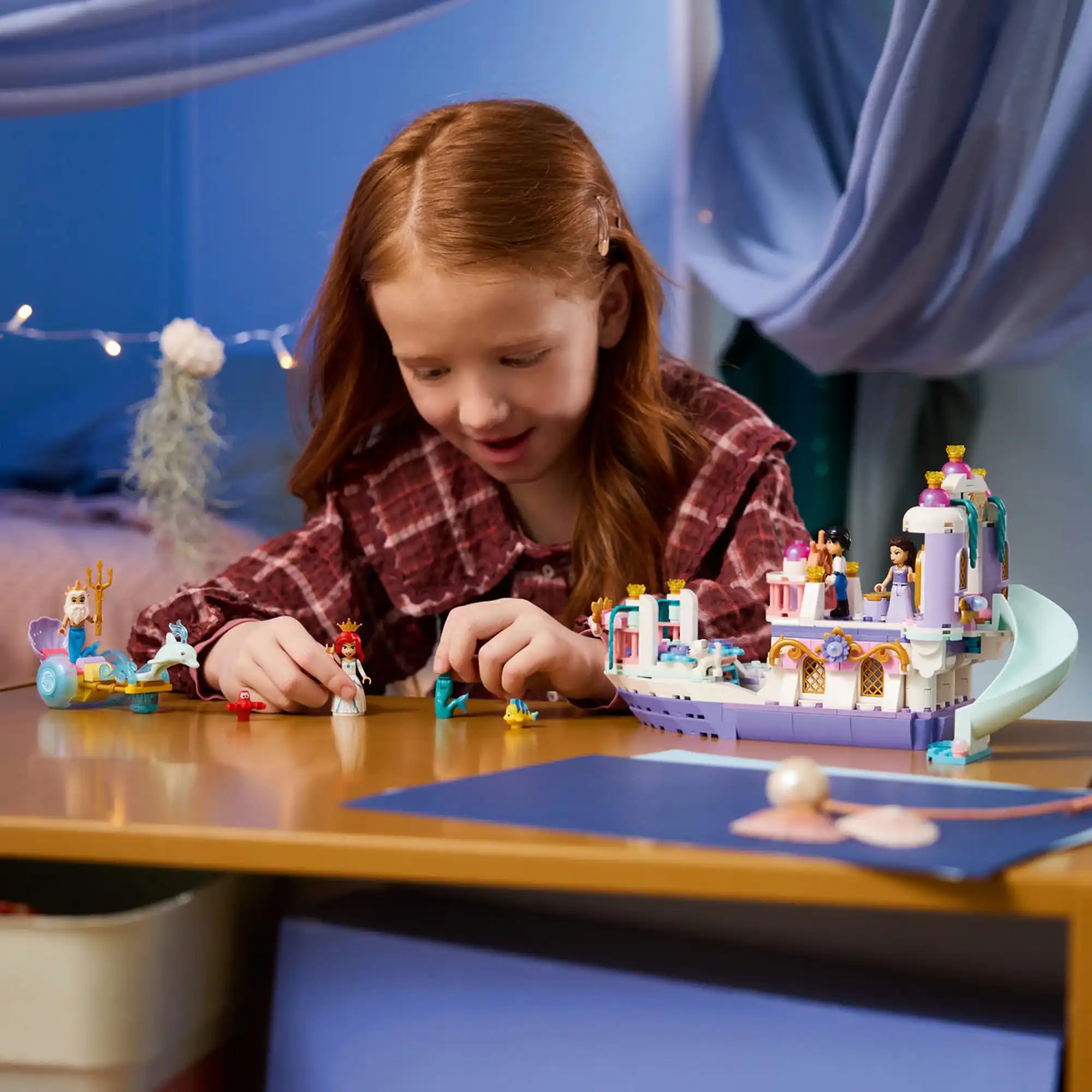 LEGO Disney: Ariel esküvői hajója 43299, 519 darabos készlet játékhelyzetben, ahol egy gyermek Ariel tengeri esküvőjének történetét játssza el.