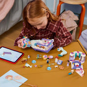LEGO Disney: Ariel esküvői hajója 43299, 519 darabos készlet építése közben, szétszedett elemekkel, figurákkal és digitális építési útmutatóval.