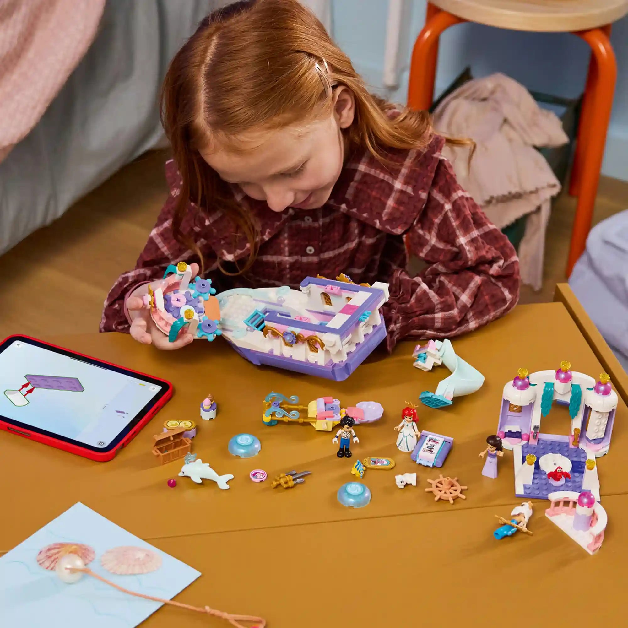 LEGO Disney: Ariel esküvői hajója 43299, 519 darabos készlet építése közben, szétszedett elemekkel, figurákkal és digitális építési útmutatóval.