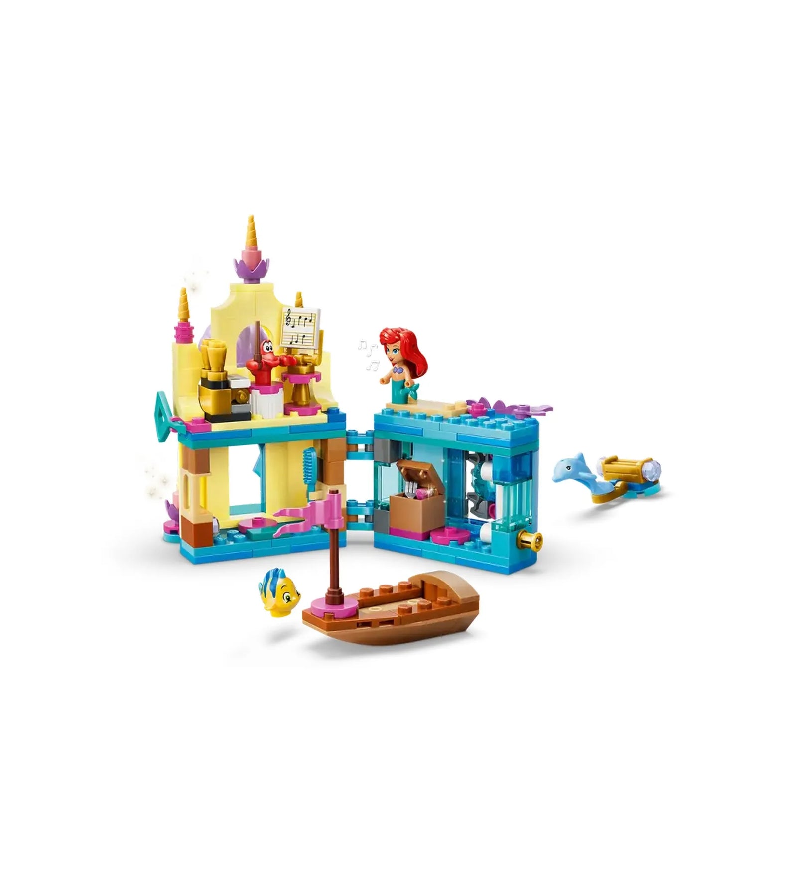 Nyitott LEGO Ariel minipalota játék közben, Ariel és Sebastian figurákkal, látható a belső tér és a csónak