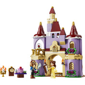 LEGO Disney: Belle és a Szörnyeteg varázslatos kastélya 43289, 254 darabos készlet részletes termékfotója a kastéllyal, Belle és Szörnyeteg minifigurákkal, valamint a kiegészítő bútorokkal és karakterekkel.
