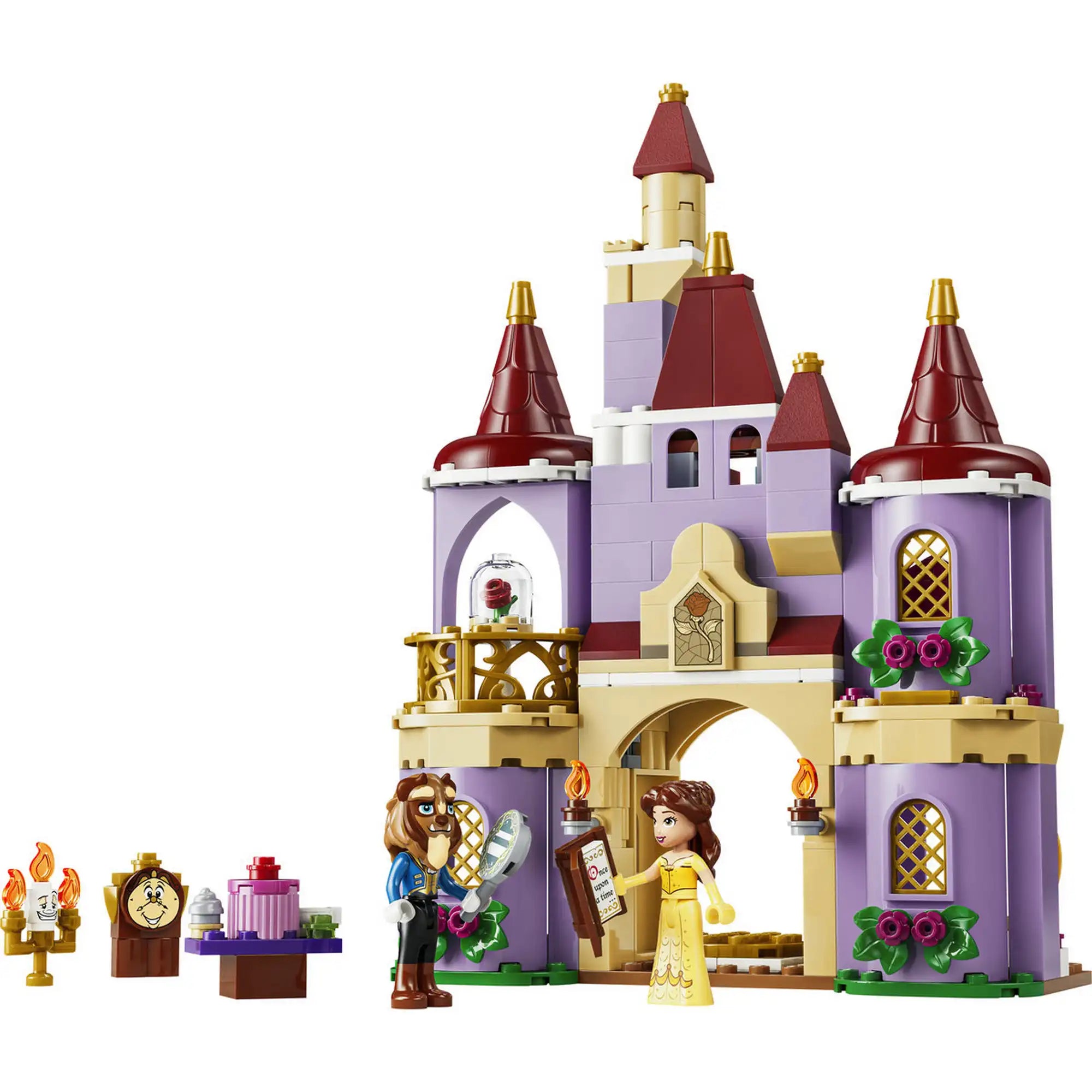 LEGO Disney: Belle és a Szörnyeteg varázslatos kastélya 43289, 254 darabos készlet részletes termékfotója a kastéllyal, Belle és Szörnyeteg minifigurákkal, valamint a kiegészítő bútorokkal és karakterekkel.