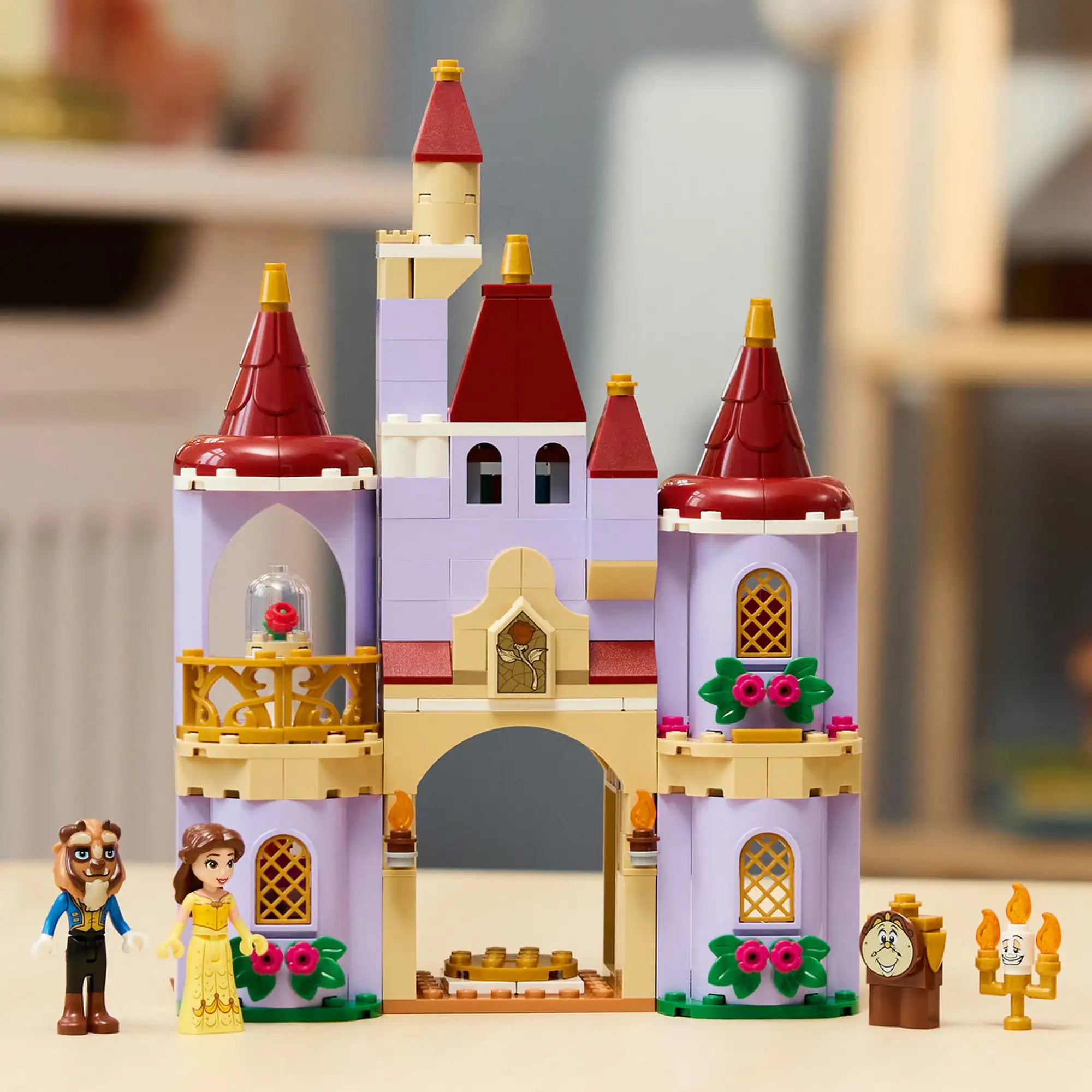 LEGO Disney: Belle és a Szörnyeteg varázslatos kastélya 43289, 254 darabos készlet megépített kastélyhomlokzattal, Belle és Szörnyeteg minifigurákkal, valamint az Óra és Lumière karakterekkel.