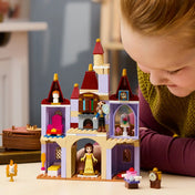 LEGO Disney: Belle és a Szörnyeteg varázslatos kastélya 43289, 254 darabos készlet játék közben, nyitható kastélybelsővel, könyvespolccal, rózsával és Disney szereplőkkel.