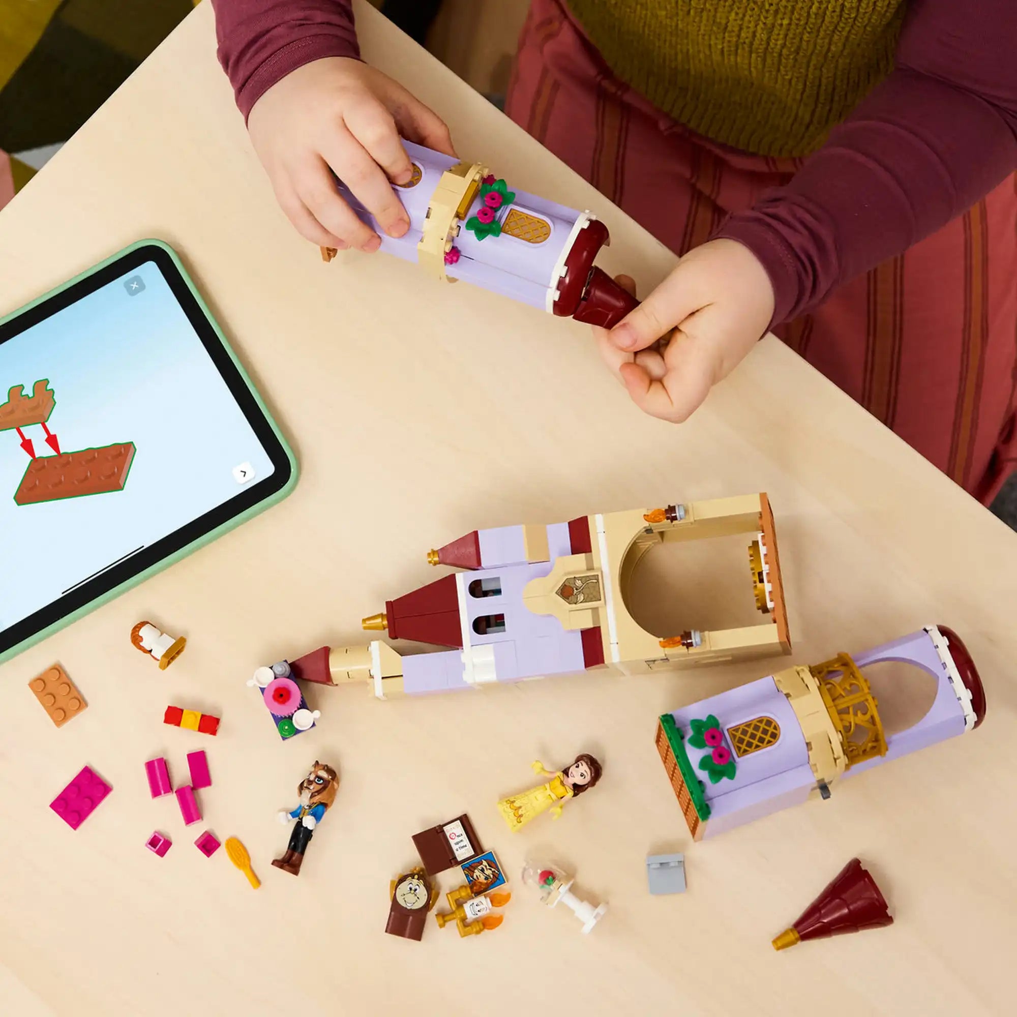 LEGO Disney: Belle és a Szörnyeteg varázslatos kastélya 43289, 254 darabos készlet építési folyamata, szétszedhető toronyrészekkel, minifigurákkal és digitális építési útmutatóval.