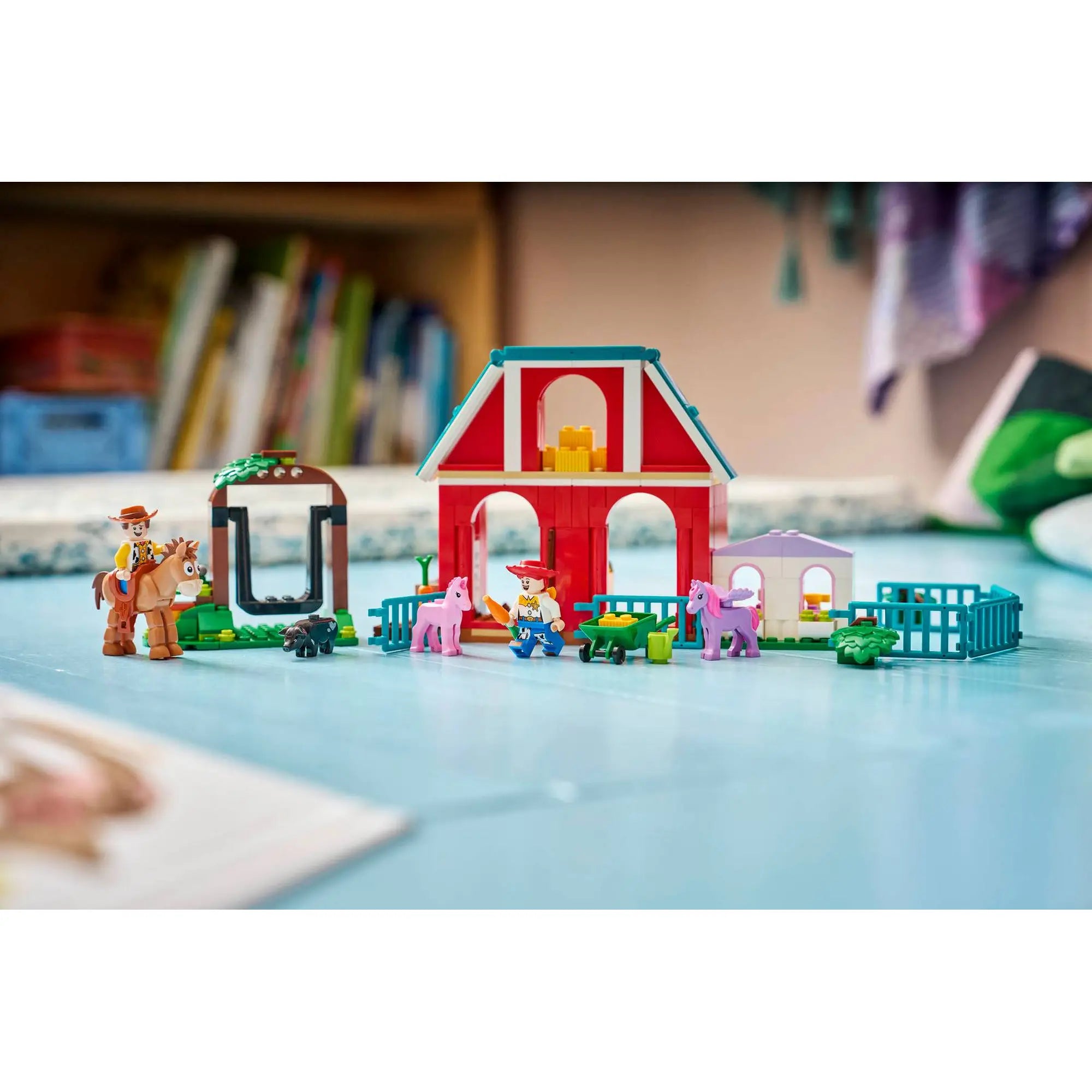 LEGO Toy Story 5 Blaze lovardája (43304) teljes készlet, piros istálló, kerítés, állatok és minifigurák színes játékkörnyezetben