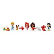 Hamupipőke, Ariel, Vaiana és Mulan LEGO Disney figurái, mellettük rénszarvas, Sebastian, Pua és Mushu fehér háttéren.