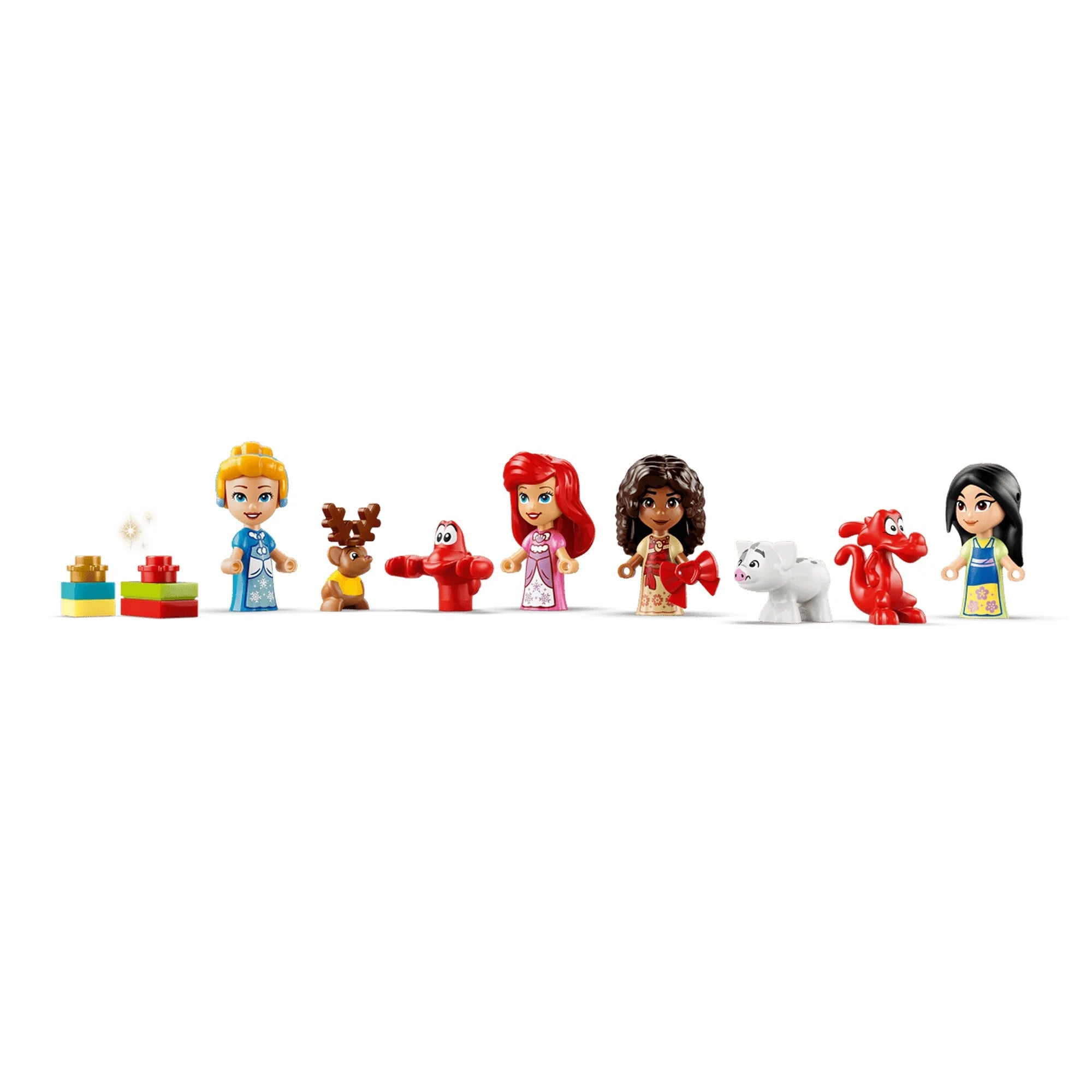 Hamupipőke, Ariel, Vaiana és Mulan LEGO Disney figurái, mellettük rénszarvas, Sebastian, Pua és Mushu fehér háttéren.