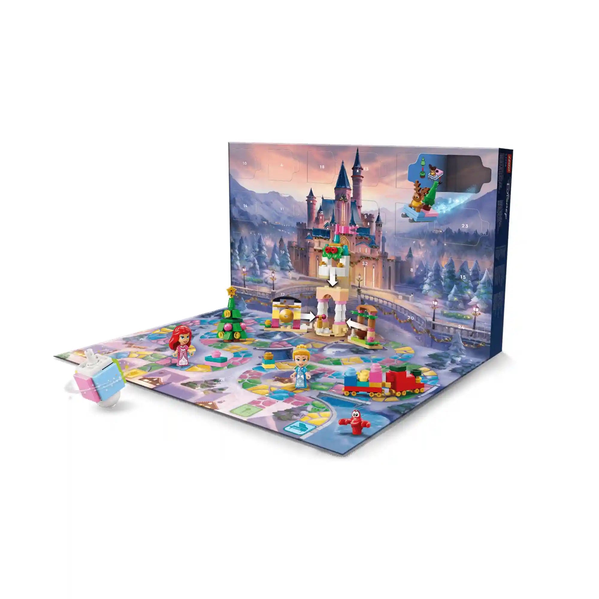 A kinyitott LEGO Disney adventi naptár havas kastélyos háttere és színes játéktáblája, hercegnőfigurákkal és ünnepi modellekkel.