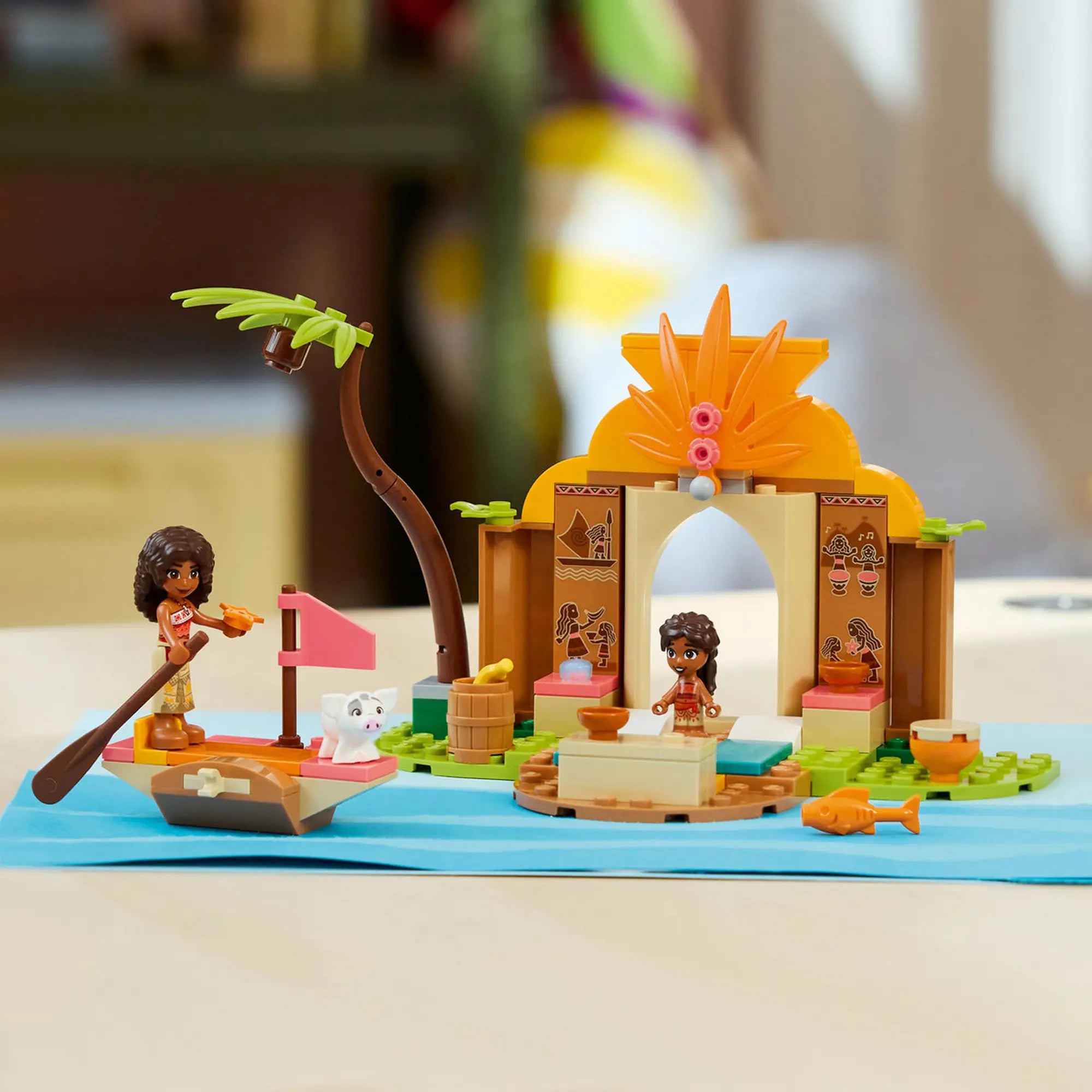 LEGO Disney: Falusi ház és tutaj 43282, 85 darabos készlet jelenete Moana falusi házával, tutajjal, pálmafával és figurákkal berendezett szigeten.