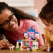 LEGO Disney: Hamupipőke kastélya és állatbarátai 43283, 149 darabos készlet családi játékjelenetben, Hamupipőke figurával, pónival és a kétszintes kastély részletes szobáival.