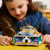 LEGO Disney: Jázmin ékszerdoboza 43295, 458 darabos készlet játék közben, ahol egy gyermek a forgatható repülő szőnyeggel és az interaktív ékszerdobozzal játszik.