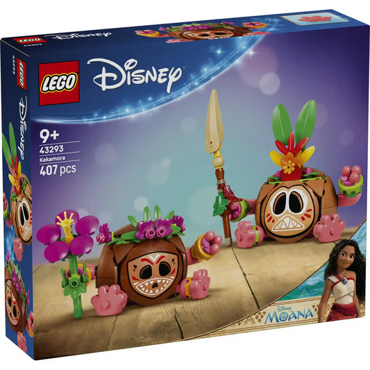 LEGO Disney: Kakamora 43293, 407 darabos készlet elülső dobozképe a Vaiana film ismert Kakamora figuráival, virágos és harcos kiegészítőkkel, lándzsával és trópusi díszítésekkel.